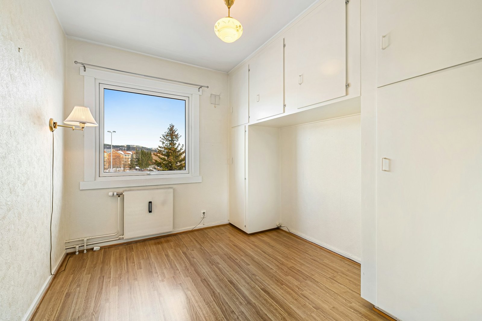 Weißer Heizkörper in einem Wohnraum nach dem Heizbetrieb