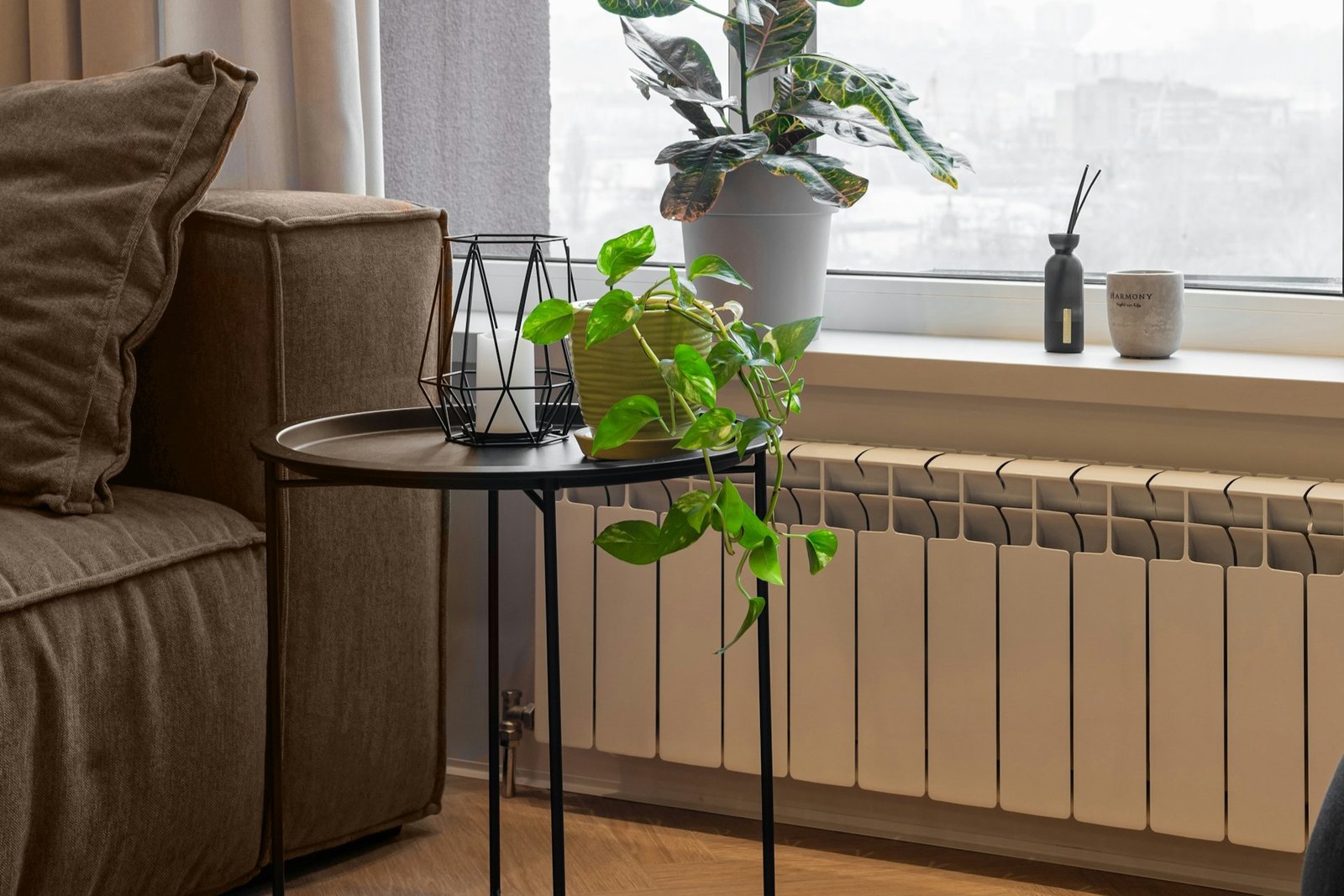 Weißer Heizkörper an einer Innenwand unter einem Fenster