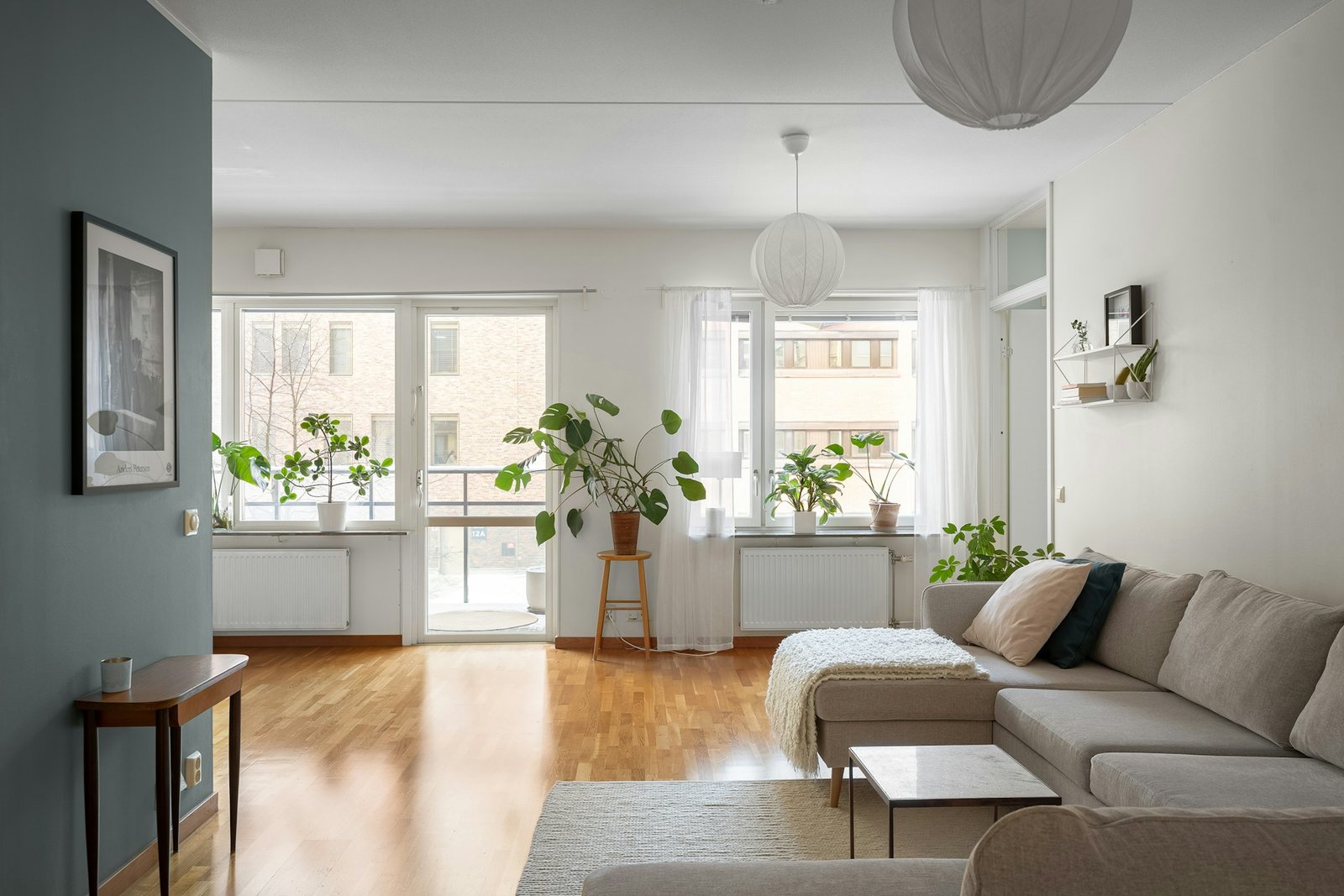 Weißer Heizkörper mit Rohranschluss in einem Wohnraum