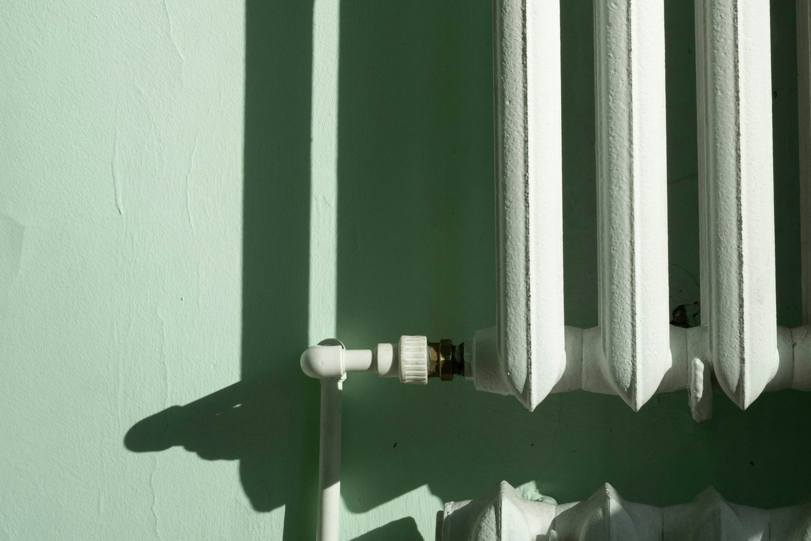 Heizkörper mit sichtbarem Rohranschluss an der Wand