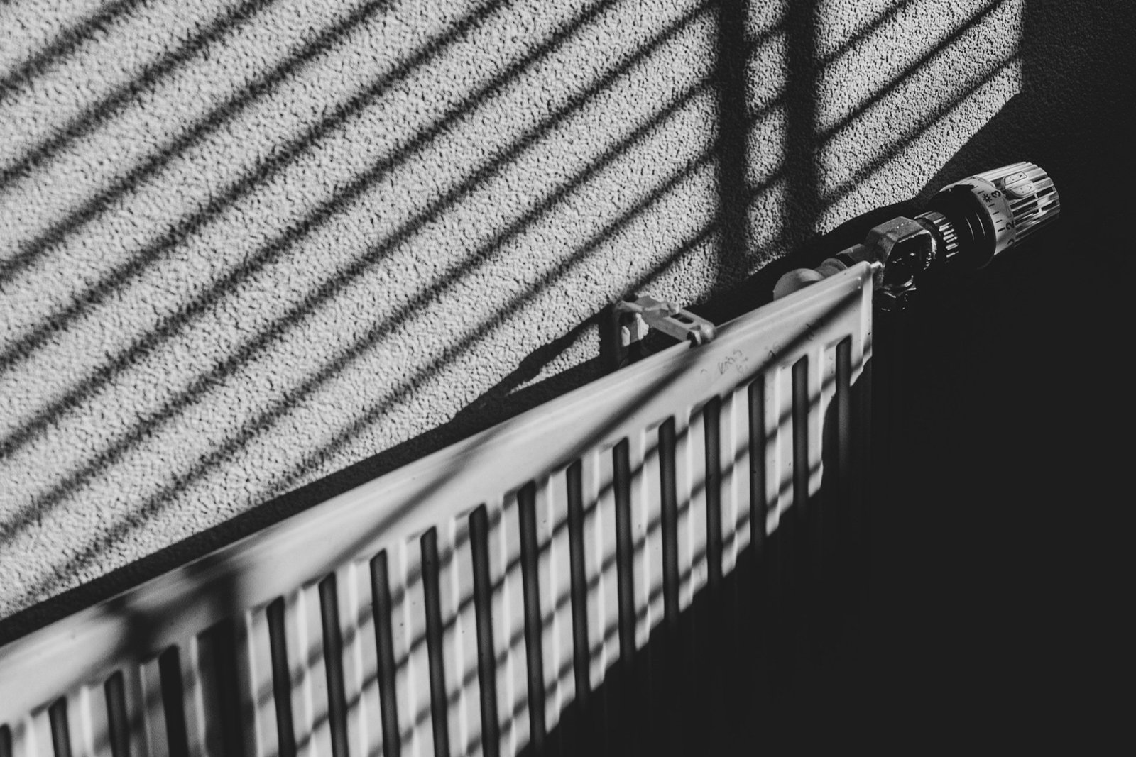 Thermostatkopf auf einem Heizkörper mit sichtbarem Ventilbereich