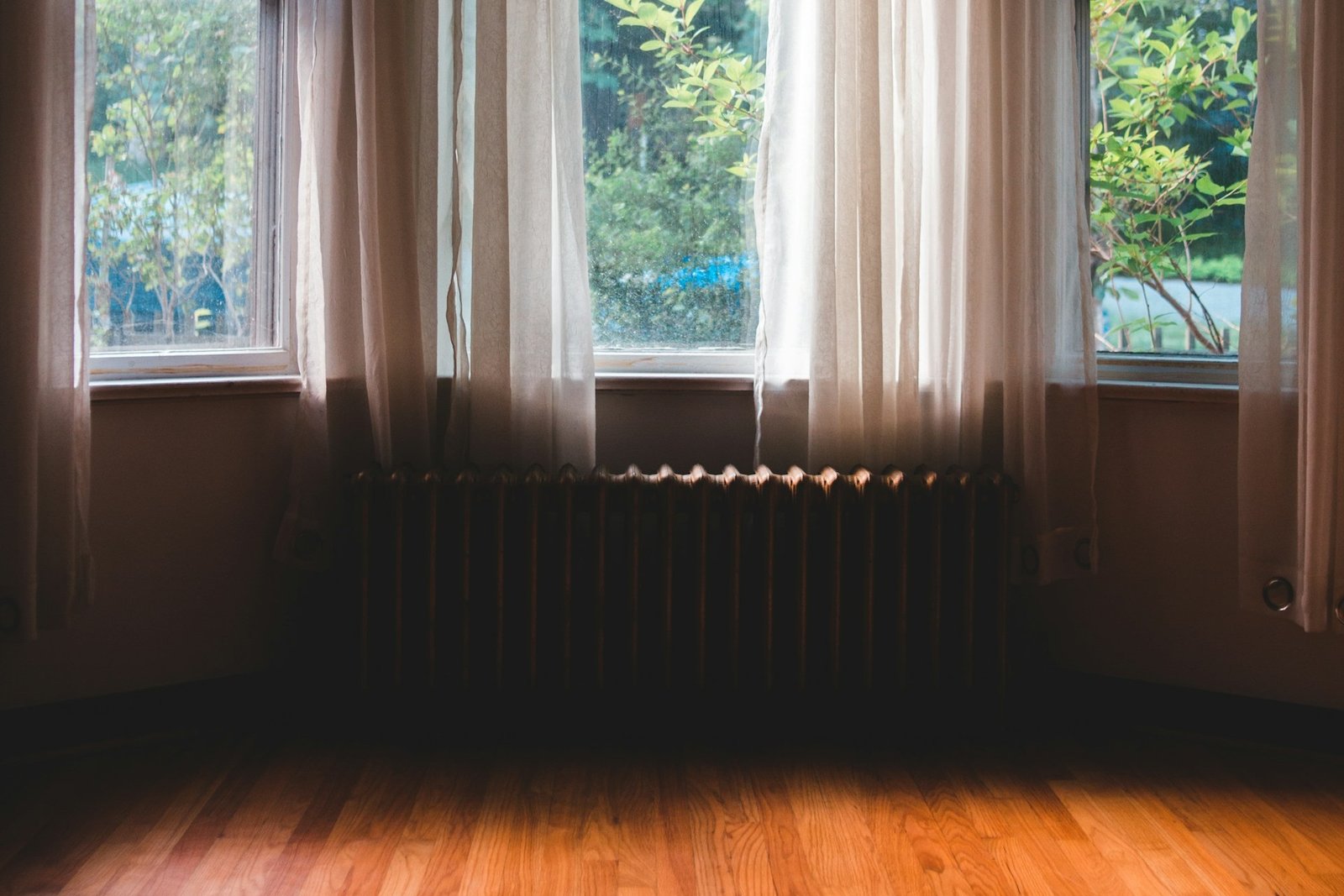 Heizkörperventil ohne Thermostatkopf an einem weißen Heizkörper