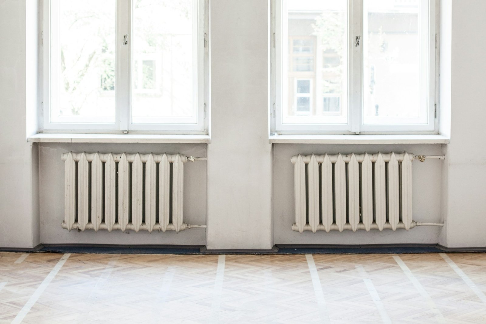 Weißer Heizkörper mit sichtbarer Wandhalterung