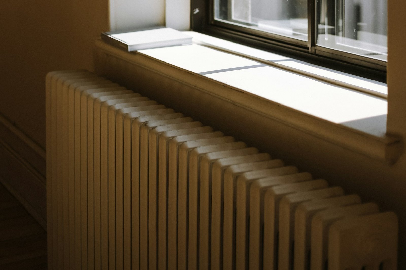 Weißer Heizkörper unter einem Fenster in einem Wohnraum